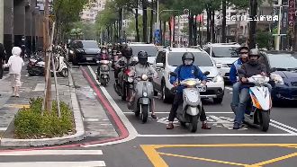 疑搶單結怨　外送員「街頭全武行」