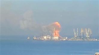 烏克蘭反攻！俄登陸艦被燒毀　影片曝