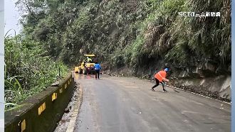 天雨+地震　泰安1天2起落石砸車