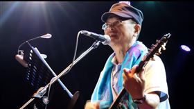「丘丘合唱團」團長兼吉他手邱晨(邱憲榮)，24日下午驚傳出因肝硬化病逝，享壽72歲。（圖／翻攝自YouTube）