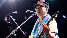 「丘丘合唱團」團長兼吉他手邱晨(邱憲榮)，24日下午驚傳出因肝硬化病逝，享壽72歲。（圖／翻攝自YouTube）