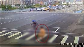 遛鳥俠,裸男,逛大街,中和,翻攝畫面