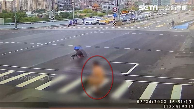 中和驚見遛鳥俠　裸男騎腳踏車逛大街