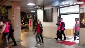 北市周男帶著6名小弟前往酒店經紀公司談判，並砍傷陳姓老闆友人後逃逸。（圖／翻攝畫面）