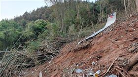 中國東方航空一架波音737客機21日在廣西梧州藤縣墜落，現場尋獲飛機殘骸。（圖／中新社）
