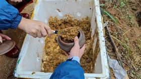 東航失事現場家屬帶走現場泥土（圖／翻攝自中新網）