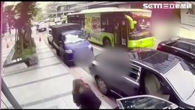 賴男進入賓利車內開槍，司機及秘書下車逃走。（圖／翻攝畫面）