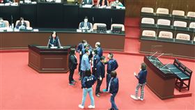 民進黨管碧玲發言18歲公民權，國民黨立委杯葛。（圖／翻攝自國會頻道）