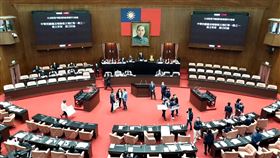 民進黨管碧玲發言18歲公民權，國民黨立委杯葛。（圖／翻攝自國會頻道）