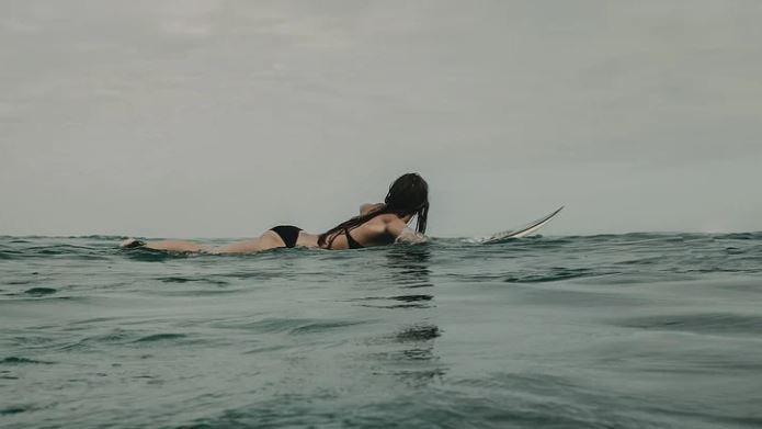 正妹落海後手腕炸滿水泡　凶手是牠