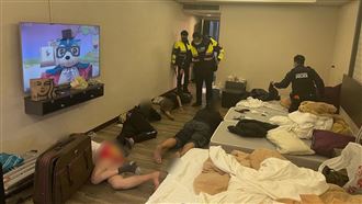 給存摺能賺大錢？他甘願被軟禁40天