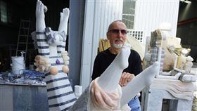 法籍石雕家約瑟夫  創作感念台灣協助71歲法國籍石雕家約瑟夫（Joseph Visy）在台灣落地生根近20年，長期投入石雕創作，將於6月返回法國，他特別創作「在花蓮的快樂生活」裝置藝術，要送給花蓮人，感謝多年來的照顧。中央社記者張祈攝  111年3月25日