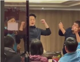 國民黨立委蔣萬安遭爆24日逐桌敬酒卻沒戴口罩，遭民進黨前發言人顏若芳諷「作秀也不要忘記防疫」（圖／王浩宇臉書）