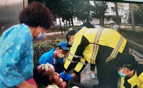 失智症阿嬤身體不適坐路邊　三重暖警助返家，圖/翻攝畫面