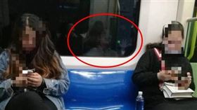 搭捷運撞鬼？車廂玻璃驚見「整張人臉」　本尊其實是他！（圖／翻攝自爆廢公社二館）