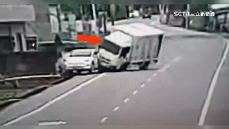 百萬電動車停路邊　遭小貨車撞車主傷