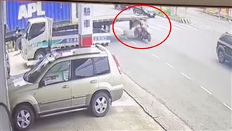 板車超出2車道　宅配員頭撞鋼板慘死