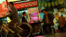 《夜叉：浴血諜戰》薛景求與朴海秀還坐在台北遼寧夜市攤位交談。（圖／Netflix提供）