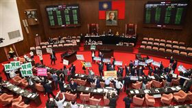 18歲公民權闖過立院  各黨派贊成（1）立法院會25日表決通過18歲公民權修憲案，後續將交由公民複決。圖為朝野各黨立委在議場內高舉「贊成」看板。中央社記者吳家昇攝  111年3月25日