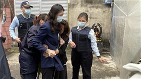 父親病逝  嘉市議員戴寧遭羈押戒護奔喪（1）嘉義市議員戴寧因涉案遭羈押禁見，她的父親前嘉義市議員戴建三病逝，戴寧委任律師聲請具保停押被駁回；戴寧（前中）23日戒護奔喪祭拜父親，痛哭失聲。（民眾提供）中央社記者黃國芳傳真  111年3月23日