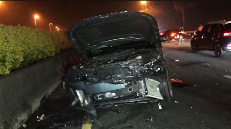 胎壓有問題仍上路！百萬名車國道自撞