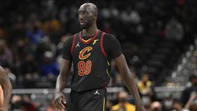 ▲230公分長人佛爾（Tacko Fall）砍進三分球。（圖／美聯社／達志影像）