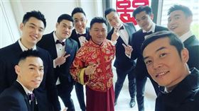 王鼎霖（中）今日補辦婚禮，姚元浩（右）和邱澤（右三）則是伴郎。（圖／翻攝自姚元浩IG）