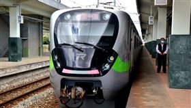 台鐵最美區間車台鐵新購的EMU900型電聯車，從彰化到台東行駛南迴線，除被民眾發現「跑得比部分自強號快」、「比莒光號便宜」、「隨時買得到票」，也具多項創新服務設施，被媒體譽為史上最美區間車。中央社記者盧太城台東攝  111年3月26日