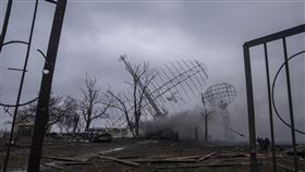 人間煉獄馬立波！無情轟炸奪300人命　硝煙壟罩整片天空（圖／美聯社／達志影像）