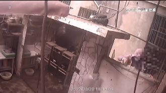 聊天爆衝突　情侶檔潑漆、撒冥紙報復