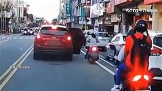 休旅車臨停突開車門　機車騎士險摔倒