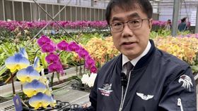 黃偉哲介紹烏克蘭國旗雙色蘭花台南市長黃偉哲7日介紹花農運用奈米科技渲染技術產出的烏克蘭國旗雙色蘭花，預計在3月底的台灣國際蘭展展出。（台南市政府提供）中央社記者楊思瑞台南傳真  111年3月7日