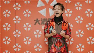 炎亞綸登大港直接抓下體　辣露私密處