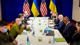 拜登在波蘭華沙與烏克蘭外交部長庫列巴以及國防部長列茲尼科夫會面。（圖／翻攝自拜登臉書）