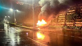 特斯拉自撞翻覆起火！民眾曝：有酒味