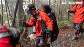 女登山客登八仙山摔傷骨折，消防隊揹負下山。（圖／翻攝畫面）