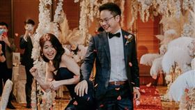 疫情下結婚 星國新人婚禮籌備困難重重新加坡民眾Zoe（前左）受訪時表示，在疫情期間結婚，許多規劃恐因防疫政策改變而被迫調整，受疫情影響，她的婚宴延後一年才舉辦。（Zoe提供） 中央社記者侯姿瑩新加坡傳真 111年3月27日