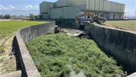 台南加強汛期前排水清淤台南市政府因應汛期即將到來，加強箱涵、排水及道路側溝淤積清理作業。水利局指出，民眾若發現側溝落水口、水溝蓋等有樹葉、雜物阻塞，可通報相關單位協助處理。圖為後壁排水清理情形。（台南市水利局提供）中央社記者楊思瑞台南傳真  111年3月27日