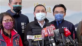 新北市長侯友宜27日上午出席視察淡水聖賢祠清明防疫情