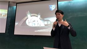 張懷謙推動太空科普  曾任通識課程講師陽翼先進科技創辦人張懷謙走入校園，希望讓更多人了解太空世界，他曾擔任大學通識課程講師，分享太空領域服務並教授太空建築。（張懷謙提供）中央社記者蘇思云傳真 111年3月27日