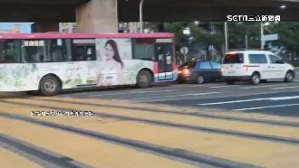 客運搶快卡軌道　輕軌列車被迫暫停