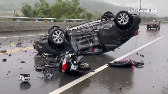 轎車打水漂翻車！騎士剎不住撞上重傷