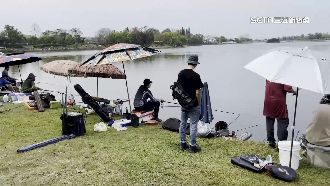 移除外來種！虎頭埤釣魚比賽大排長龍