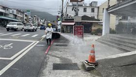 台東1人確診緊急匡列後增3陽性  足跡清消台東縣26日深夜新增1例COVID-19確診個案，衛生局緊急匡列密切接觸11人並徹夜採檢，再檢出3人陽性；環保局消毒防疫大隊27日上午針對相關足跡完成消毒。（台東縣政府提供）中央社記者李先鳳傳真  111年3月27日