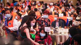 本土疫情增溫　聚餐民眾落實防疫國內COVID-19（2019冠狀病毒疾病）疫情升溫，中央流行疫情指揮中心27日公布新增83例本土病例，本土確診數創今年新高。圖為新北市新莊一處大型聚餐活動，民眾與服務人員都落實防疫，在未用餐時戴好口罩。中央社記者王騰毅攝　111年3月27日