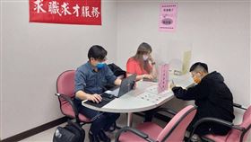台北市勞動局指出，未來景氣樂觀，企業積極展開人事佈局，期許能搶攻市場大餅，北市勞動局徵才活動在各就服站熱烈展開。（圖／翻攝自北市府官網）