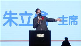 修憲公民複決綁大選？朱立倫籲勿政治算計中國國民黨歸僑聯誼會春酒27日在台北大直典華會館舉行，國民黨主席朱立倫出席時受訪表示，民進黨過去強力主張公投不能綁大選，現在又支持修憲公民複決綁大選，呼籲民進黨不要政治算計。中央社記者鄭傑文攝  111年3月27日