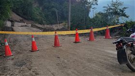 南投力行產業道路大規模坍方　幸已封路未釀傷亡南投縣仁愛鄉投89線力行產業道路約30公里處近日出現路基下陷，居民通報縣府後，決定27日下午暫時封路，不料傍晚就發生大規模崩塌，所幸預警性封路，避免可能的傷亡。（民眾提供）中央社記者蕭博陽南投縣傳真　110年8月27日