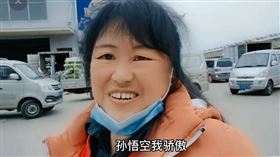 中國大媽在市場高聲吶喊身為中國人的驕傲，2分多鐘的影片讓網友直呼「頭殼都洗壞掉了！」（圖／翻攝自雪花梨抖音）