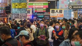 本土確診增多  指揮中心提醒防疫不鬆懈中央流行疫情指揮中心27日公布新增83例COVID-19本土個案，繼去年6月以來新高，外界擔心清明連假是否須加強防疫作為。指揮官陳時中提醒，連假盡量減少與不特定人接觸，保持社交距離、戴好口罩，保持戒慎不恐懼。圖為台北國際春季旅展27日參觀人潮。中央社記者裴禛攝  111年3月27日